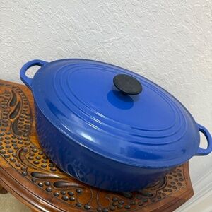 Le Creuset Signature Enameled Cast Iron Oval Dutch Oven,6 3/4 Qt, Made in France